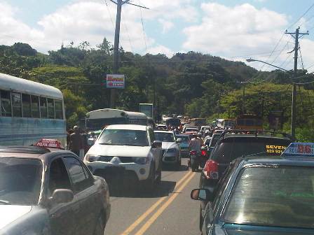 APARCAMIENTO IRREGULAR  VEHÍCULOS PROVOCA CAOS EN CALLES, AVENIDAS