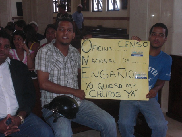 CENSISTAS OCUPAN CATEDRAL PUERTO PLATA; RECLAMAN ONE PAGO JORNADA TRABAJO CENSO 2010