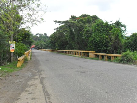 HOYOS CONSTITUYEN PELIGRO CONDUCTORES CRUZAN PUENTE RIO OBISPO