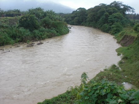 LLUVIAS  DESBORDAN RÍOS E INCOMUNICAN COMUNIDADES