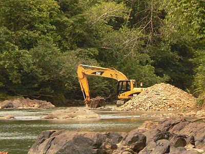 DENUNCIAN EXTRACCIÓN INDISCRIMINADA MATERIALES RÍO MUNICIPIO IMBERT
