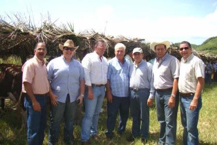 GANADEROS DOMINICANOS APORTAN AYUDAS PARA HAITÍ