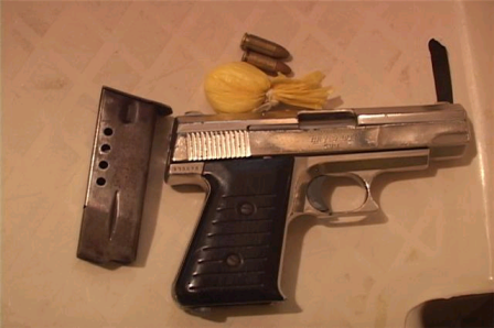 APRESAN DOS PERSONAS, INCLUIDO UN MENOR, PORTABAN ARMA DE FUEGO ILEGAL Y PORCIONES COCAÍNA