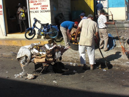 INICIAN OPERATIVO LIMPIEZA MERCADO MUNICIPAL 