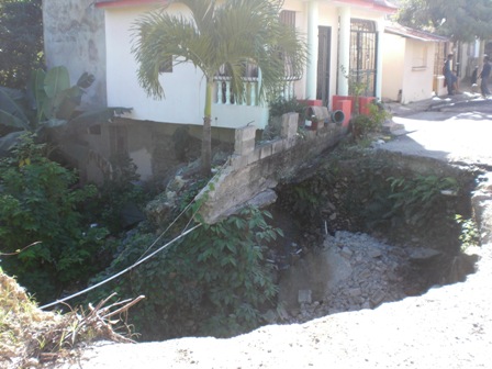 DENUNCIAN GRIETA AMENAZA  DERRUMBAR VIVIENDAS