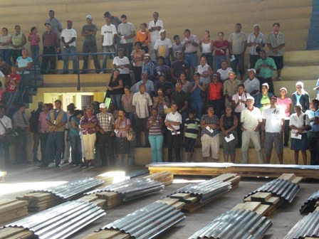 DONAN MATERIALES CONSTRUCCIÓN FAMILIAS ESCASOS RECURSOS BARRIOS PUERTO PLATA