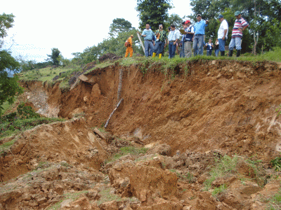 HUNDIMIENTO  TERRENOS PROVOCA PÁNICO RESIDENTES CERCANÍA LOMA ISABEL DE TORRES