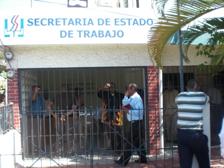 EX EMPLEADOS APORDOM OCUPAN OFICINAS SUBSECRETARÍA TRABAJO