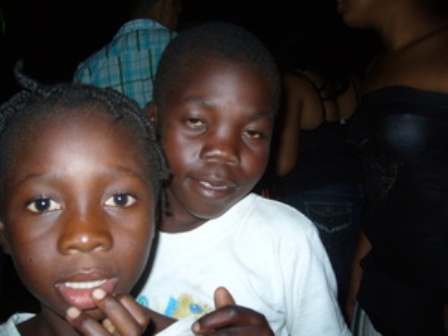 GRUPOS NIÑOS HAITIANOS ASEDIAN TURISTAS