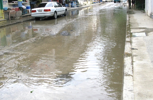 DERRAME AGUAS NEGRAS PREOCUPA RESIDENTES BARRIO NUEVO