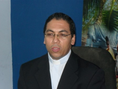 SACERDOTE CATÓLICO INSTA JUVENTUD SUPERARSE INTELECTUALMENTE; CONDENA AUGE DE LAS DROGAS