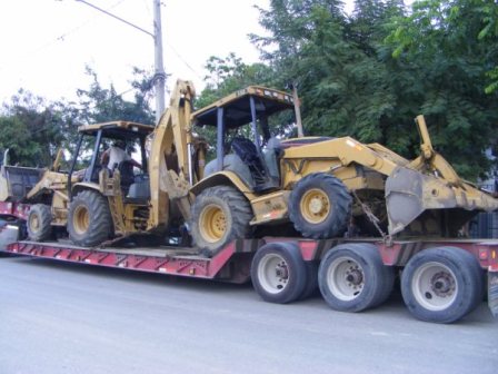 AUTORIDADES OBRAS PÚBLICAS PRESTAN EQUIPOS PARA LIMPIEZA PUERTO PLATA