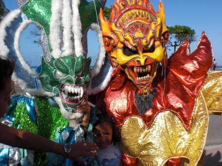 ABEL MARTÍNEZ APOYA GRUPOS CARNAVALESCOS SANTIAGO