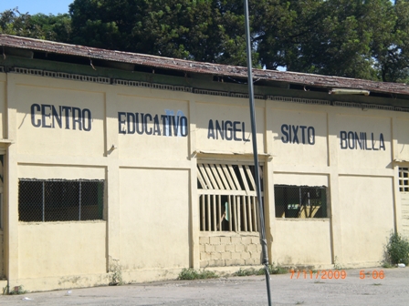ESTUDIANTES RECIBEN DOCENCIA AL AIRE LIBRE