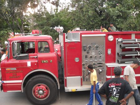 AUTORIDADES MUNICIPALES RECIBEN NUEVO CAMIÓN ASIGNADO BOMBEROS IMBERT