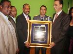 RINDEN HOMENAJE GENERAL THEN; AYUNTAMIENTO PUERTO PLATA ENTREGA PLACA RECONOCIMIENTO