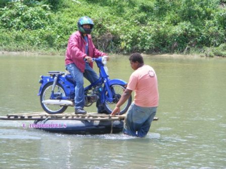 COMUNIDAD LA PIRAGUA CLAMA OBRA PÚBLICAS CONSTRUYA PUENTE