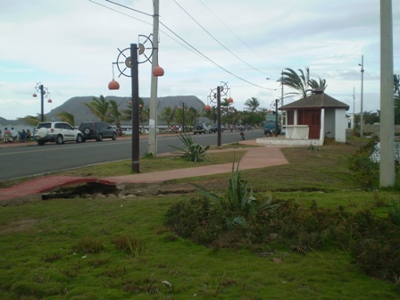 IMPROVISAN NEGOCIOS RIBERA CONSTRUIDA AVENIDA MALECÓN MONTECRISTI 