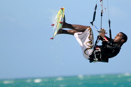 DOMINICANO CORNIELLE CONQUISTA IV LUGAR COMPETENCIA MUNDIAL KITEBOARDING
