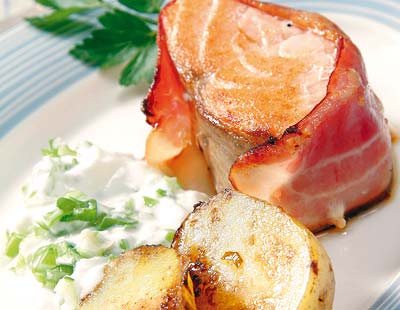 MEDALLONES DE SALMÓN CON TOCINO