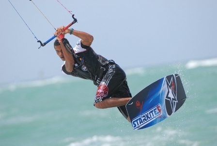 DOMINICANOS SOTO, HILARIO AVANZAN EVENTO MUNDIAL KITEABOLARDING