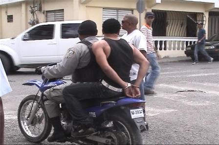 MULTITUD TRATA LINCHAR SENDOS CARTERISTAS EN ACTOS PATRIOS