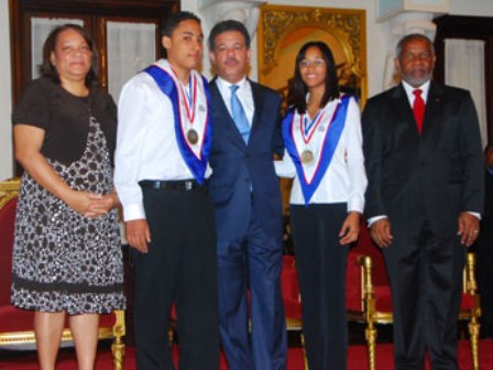 PRESIDENTE FERNÁNDEZ RECONOCE ESTUDIANTES PUERTOPLATEÑOS 