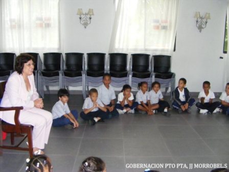 GOBERNADORA LLIBRE JIMÉNEZ  RECIBE RECONOCIMIENTO GRUPO ESTUDIANTES 
