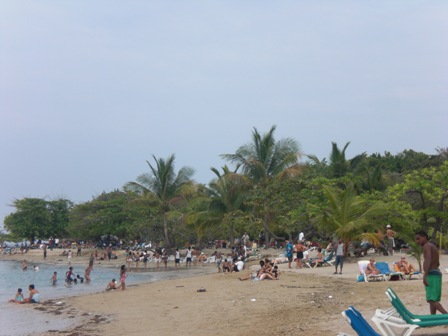 PLAYAS ABARROTADAS BAÑISTAS PRODUCTO INTENSO CALOR