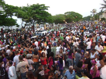 CIERRE CARNAVAL CONGREGA MULTITUD AVENIDA MALECÓN PUERTO PLATA