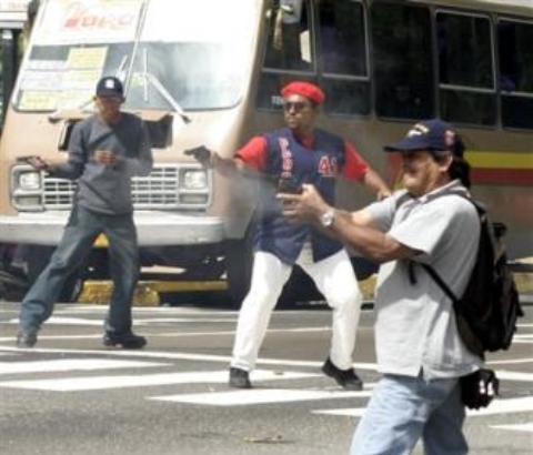 DESCONOCIDOS ATACAN A TIROS EX OFICIAL CIVIL MUNICIPIO LUPERÓN 