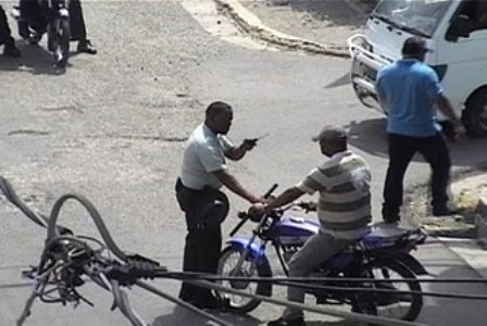 AGENTES AMET ABUSAN MOTOCICLISTAS EN PUERTO PLATA