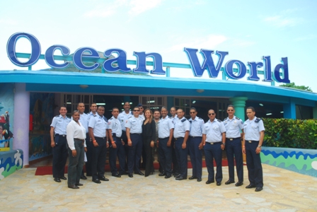 OFICIALES, AUXILIARES COMANDO AÉREO NORTE VISITAN OCEAN WORLD