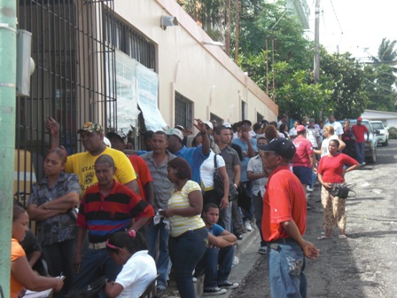ABARROTAN OFICINAS JME; PERSONAS BUSCAN CEDULAS PARA VOTAR COMICIOS MEDIO TIEMPO
