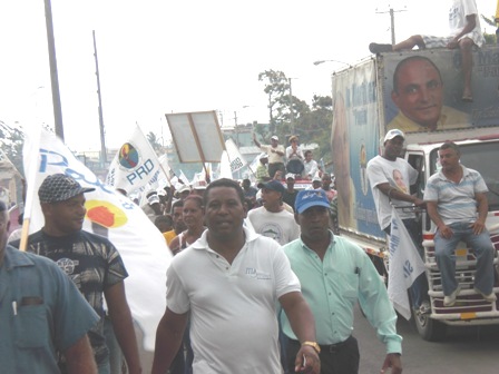 PERREDEÍSTAS DESAFÍAN LAS LLUVIAS; MULTITUDINARIO RECORRIDO CIERRA CAMPAÑA ELECTORAL