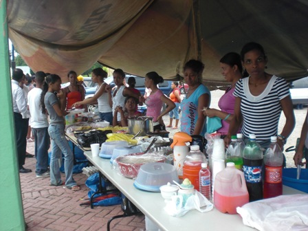 IMPROVISAN PUESTOS EXPENDIOS COMIDA PRÓXIMO  COLEGIOS ELECTORALES
