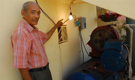 INGENIERO CONSTRUYE PLANTA ELÉCTRICA FUNCIONA CON AGUA     