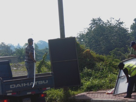 INICIAN RETIRO PROPAGANDA POLÍTICA CALLES Y AVENIDAS PUERTO PLATA