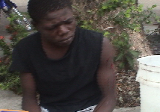 GRUPO MENORES HAITIANOS DROGADOS OLIENDO CEMENTO 