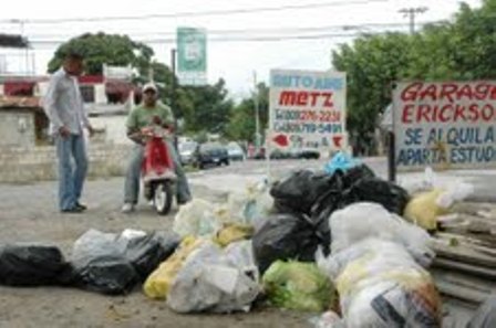 BASURA AHOGA SANTIAGO; SECTORES CARECEN AGUA POTABLE, AUMENTAN APAGONES