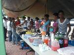 IMPROVISAN PUESTOS EXPENDIOS COMIDA PRÓXIMO  COLEGIOS ELECTORALES