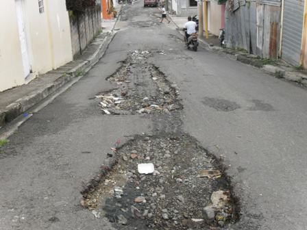 GRUPOS POPULARES AMENAZAN PARALIZAR COMUNIDAD IMBERT; DEMANDAN ARREGLOS CALLES EN LLANOS DE PÉREZ