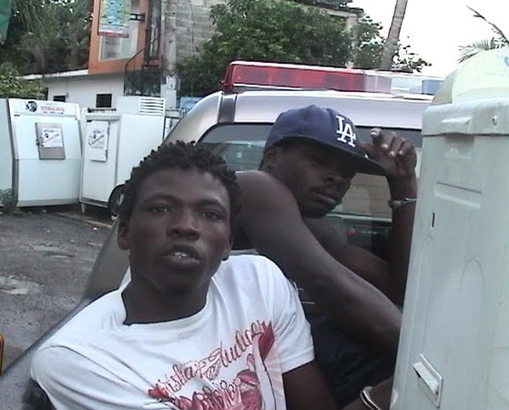 PATRULLA POLICIAL HIEREN VARIOS DISPAROS UNO DE TRES HAITIANOS SORPRENDE ROBANDO