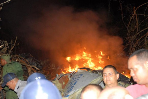 AUTORIDADES CUBANAS INVESTIGAN CAUSA CAÍDA AVIÓN; ACCIDENTE AÉREO DEJA 68 PERSONAS MUERTAS