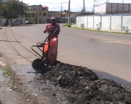 BRIGADAS OBREROS LIMPIAN ENCACHE, CAÑADAS MUNICIPIO PUERTO PLATA