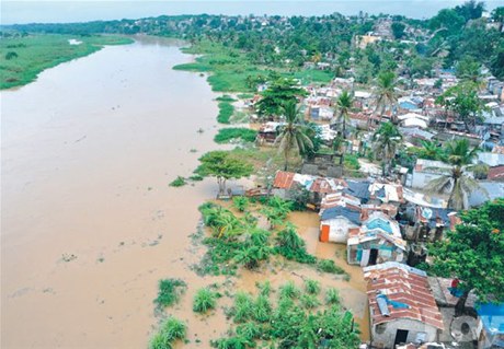 EVACUAN MILES PERSONAS PASO REPÚBLICA DOMINICANA TORMENTA TOMÁS; ONAMET VATICINA CONTINUARÁN LAS LLUVIAS