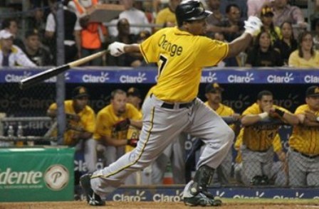 RESULTÓ HALAGADOR PRESENCIAR PICHONES ÁGUILAS PICOTEAR  FEROZ RECUA ELEFANTES