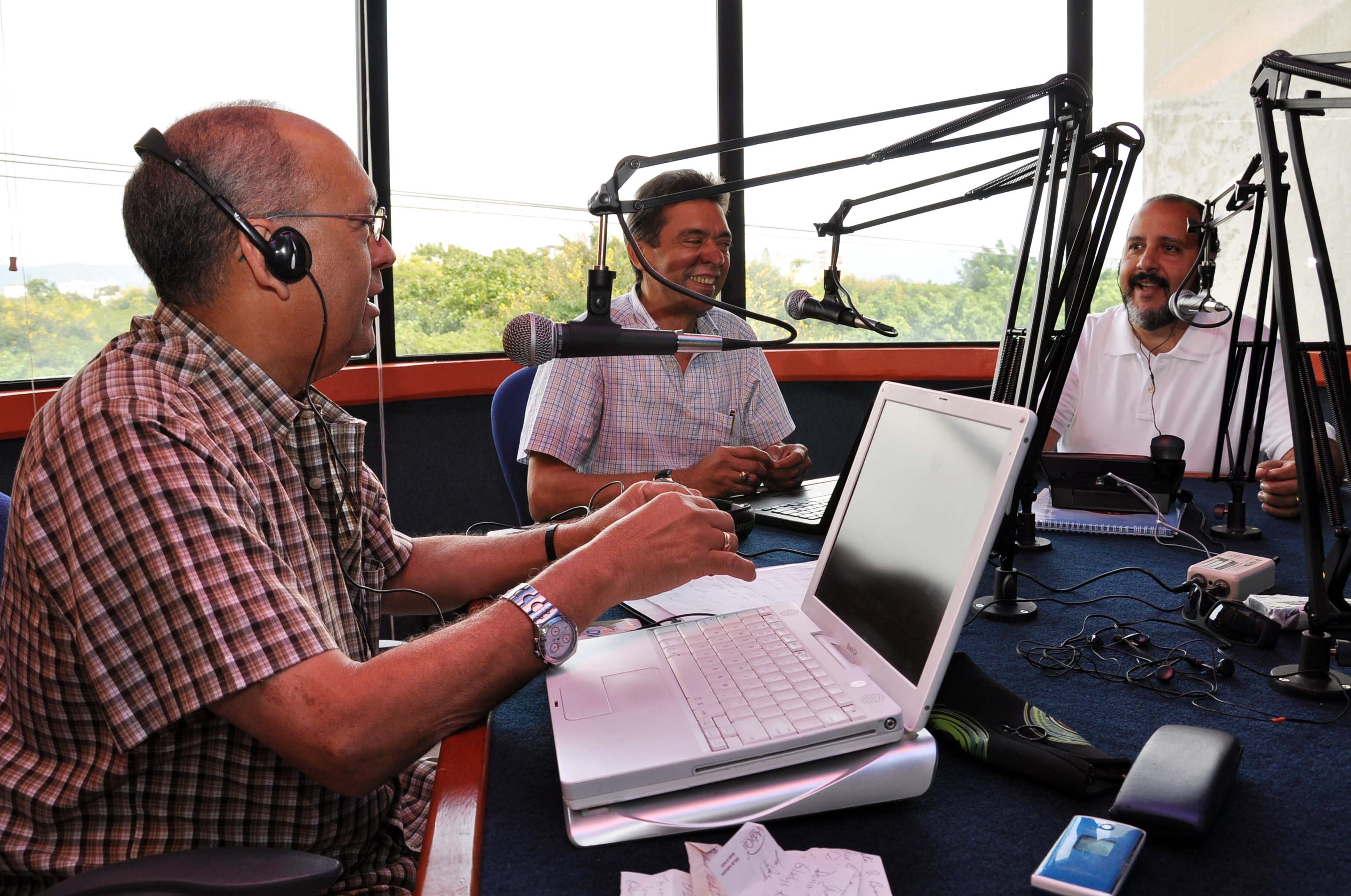 EMISORA CUMBRE FM EXHIBE NUEVO FORMATO