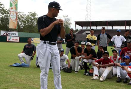 LANZADOR MARIANO RIVERA IMPARTE CLÍNICAS BÉISBOL NIÑOS, JÓVENES SAN FRANCISCO DE MACORÍS