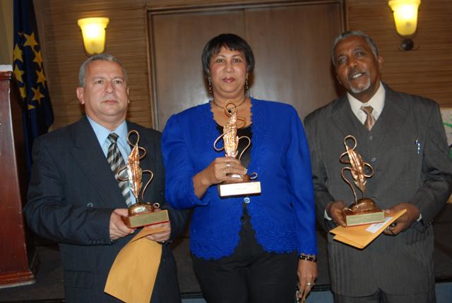 MIC, CDP ENTREGAN PREMIOS CONCURSO NACIONAL PERIODISMO